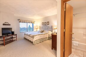 Seven Springs 2 BR Condo - Deck and Mountain Views by RedAwning - Save