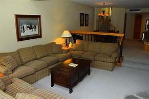 Seven Springs Sunridge 2 Bedroom Deluxe Condo, Ski-In/Out! by RedAwnin