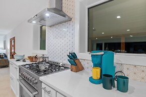 Guadalupe Bluff Modern House 5 Bedroom Home by RedAwning