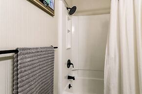 3e Amelia Landings 2 Bedroom Condo by RedAwning