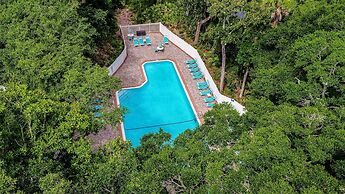 3e Amelia Landings 2 Bedroom Condo by RedAwning