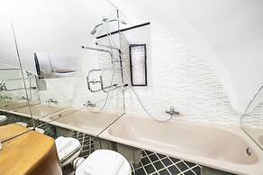 Caden Splace - Dbalconycollection at Piazza Navona