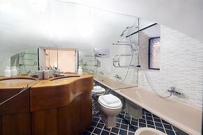 Caden Splace - Dbalconycollection at Piazza Navona