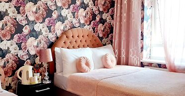 Marinaa Inn, Welcome Home