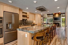 Park Avenue Upgraded 3 Bedroom Condominiums