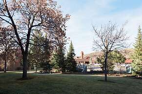 Park Avenue Standard 2 Bedroom Condominiums