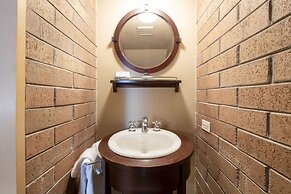 Park Avenue Upgraded 2 Bedroom Condominiums