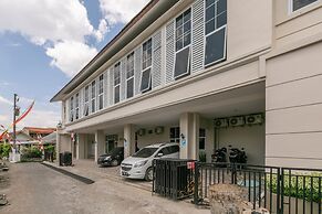 Capital O 3930 Griya Loka Syariah