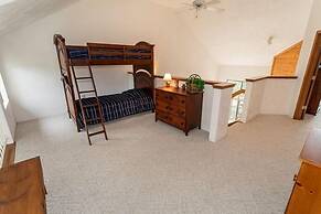 Seven Springs 2 BR Deluxe Condo with Loft, Mountain Views by RedAwning