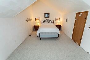 Seven Springs 2 BR Deluxe Condo with Loft, Mountain Views by RedAwning