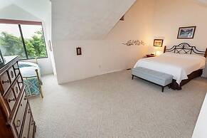 Seven Springs 2 BR Deluxe Condo with Loft, Mountain Views by RedAwning