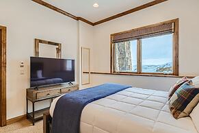 New Listing! Apres & Fairway Retreat 5 Bedroom Home by RedAwning