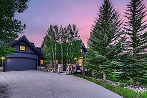 New Listing! Apres & Fairway Retreat 5 Bedroom Home by RedAwning