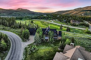 New Listing! Apres & Fairway Retreat 5 Bedroom Home by RedAwning