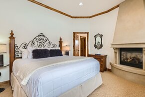 New Listing! Apres & Fairway Retreat 5 Bedroom Home by RedAwning