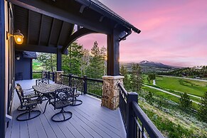 New Listing! Apres & Fairway Retreat 5 Bedroom Home by RedAwning