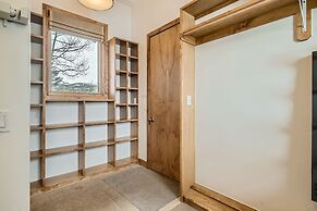 New Listing! Apres & Fairway Retreat 5 Bedroom Home by RedAwning