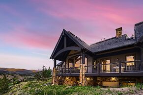 New Listing! Apres & Fairway Retreat 5 Bedroom Home by RedAwning