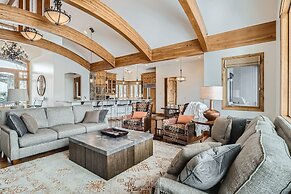 New Listing! Apres & Fairway Retreat 5 Bedroom Home by RedAwning