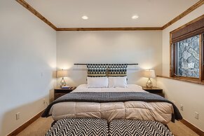 New Listing! Apres & Fairway Retreat 5 Bedroom Home by RedAwning