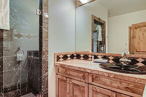 New Listing! Apres & Fairway Retreat 5 Bedroom Home by RedAwning