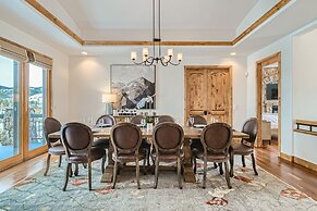 New Listing! Apres & Fairway Retreat 5 Bedroom Home by RedAwning