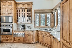 New Listing! Apres & Fairway Retreat 5 Bedroom Home by RedAwning