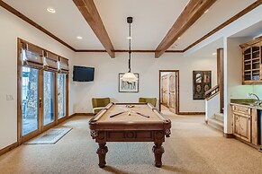 New Listing! Apres & Fairway Retreat 5 Bedroom Home by RedAwning