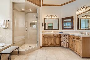 New Listing! Apres & Fairway Retreat 5 Bedroom Home by RedAwning