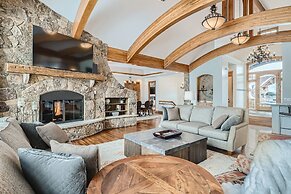 New Listing! Apres & Fairway Retreat 5 Bedroom Home by RedAwning