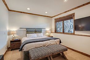 New Listing! Apres & Fairway Retreat 5 Bedroom Home by RedAwning