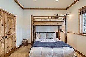 New Listing! Apres & Fairway Retreat 5 Bedroom Home by RedAwning