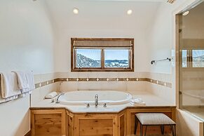 New Listing! Apres & Fairway Retreat 5 Bedroom Home by RedAwning