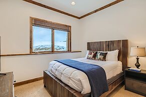 New Listing! Apres & Fairway Retreat 5 Bedroom Home by RedAwning