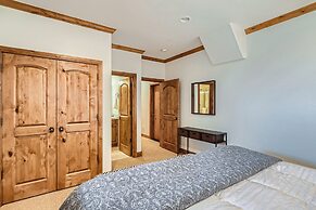 New Listing! Apres & Fairway Retreat 5 Bedroom Home by RedAwning