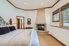 New Listing! Apres & Fairway Retreat 5 Bedroom Home by RedAwning