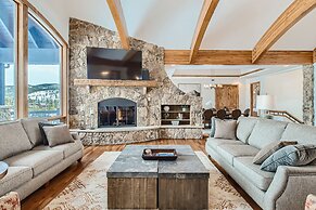 New Listing! Apres & Fairway Retreat 5 Bedroom Home by RedAwning