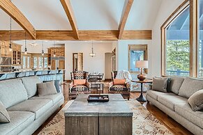 New Listing! Apres & Fairway Retreat 5 Bedroom Home by RedAwning