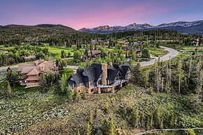 New Listing! Apres & Fairway Retreat 5 Bedroom Home by RedAwning