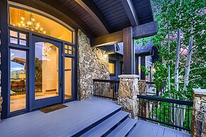 New Listing! Apres & Fairway Retreat 5 Bedroom Home by RedAwning