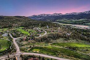 New Listing! Apres & Fairway Retreat 5 Bedroom Home by RedAwning