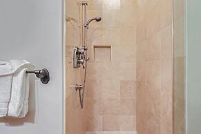 New Listing! Apres & Fairway Retreat 5 Bedroom Home by RedAwning