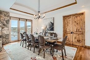 New Listing! Apres & Fairway Retreat 5 Bedroom Home by RedAwning