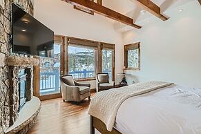 New Listing! Apres & Fairway Retreat 5 Bedroom Home by RedAwning