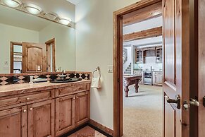 New Listing! Apres & Fairway Retreat 5 Bedroom Home by RedAwning