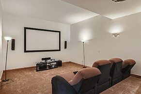 New Listing! Apres & Fairway Retreat 5 Bedroom Home by RedAwning