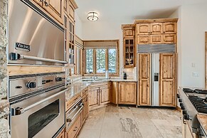 New Listing! Apres & Fairway Retreat 5 Bedroom Home by RedAwning