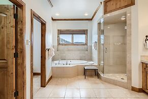 New Listing! Apres & Fairway Retreat 5 Bedroom Home by RedAwning