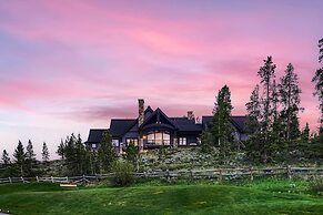 New Listing! Apres & Fairway Retreat 5 Bedroom Home by RedAwning