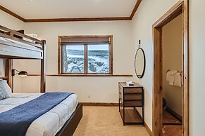 New Listing! Apres & Fairway Retreat 5 Bedroom Home by RedAwning